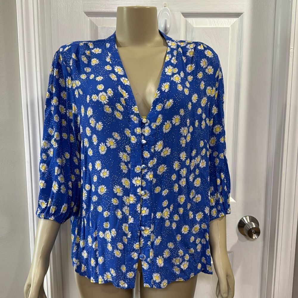PURE COLLECTION V-NECK TOP.